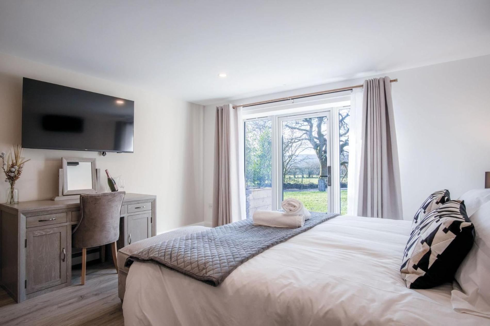 Suite 10 - Sleeping Giant Hotel - Pen Y Cae Inn Брекън Екстериор снимка